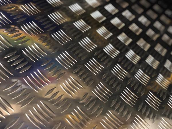 Алюминиевый лист рифленый и гладкий от 1,5 до 4мм. Резка